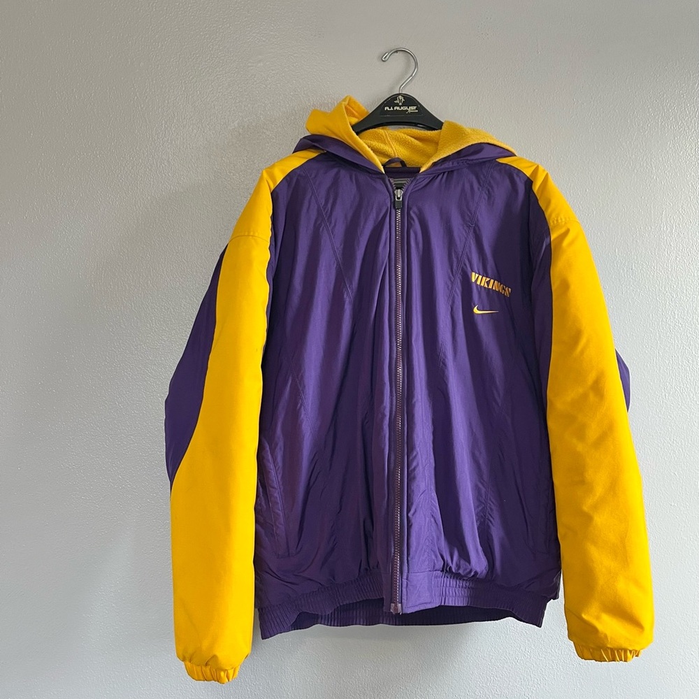 [Nike] Vintage Vikings Puffer Coat- Medium
